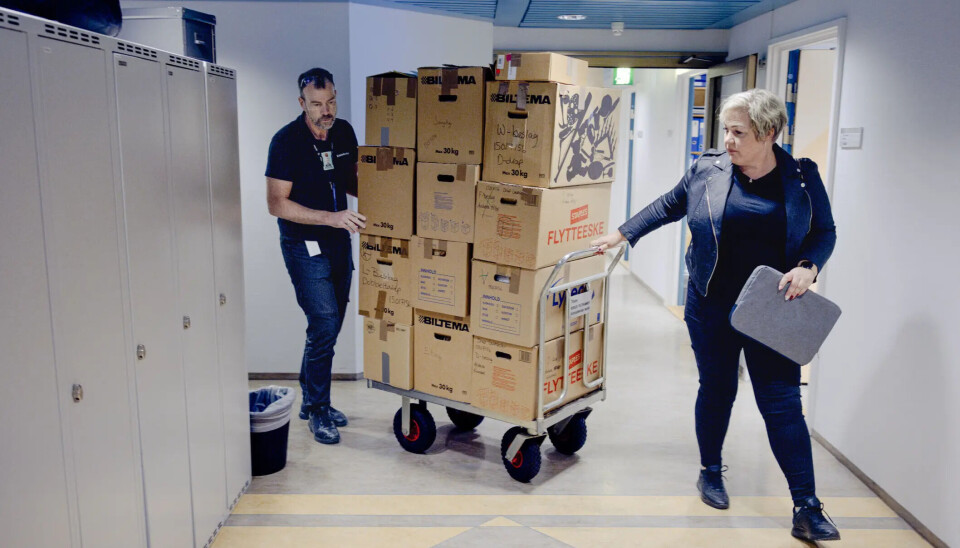 OVERFØRER BESLAG: Vest politidistrikt overførte for kort tid siden beslag fra et dobbeltdrap til det nye nasjonale beslagslageret.