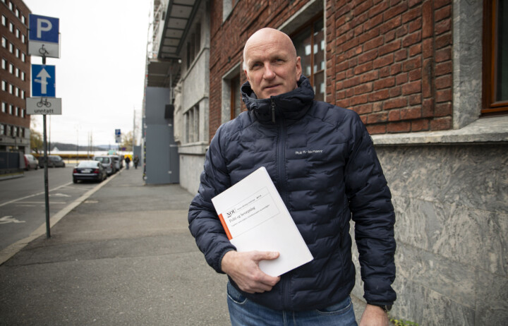 Berg med Bevæpningsutvalgets 285 sider lange utredning.