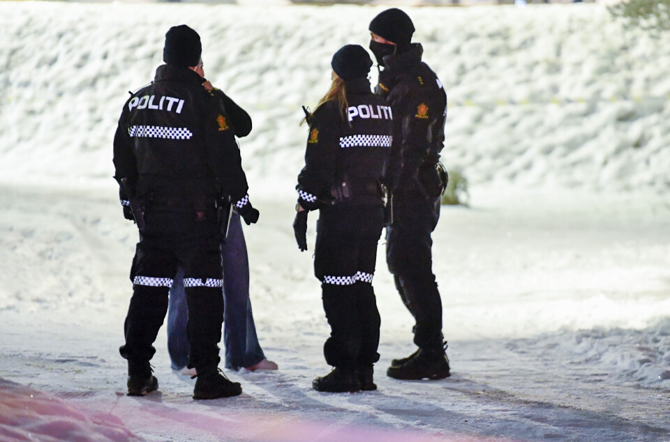 En polititjenestemann ble knivstukket under en politiaksjon på Jessheim tirsdag. Gjerningspersonen ble skutt av politiet.