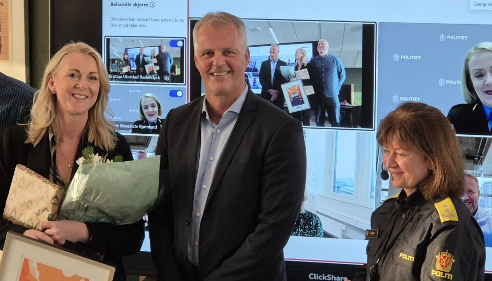 ÅRETS LEDERE: Her overrekkes Tone Ribe prisen av «Årets leder» av leder for PFPL, Lars Reiersen. Politimester Kjerstin Askholt tok andre plassen, og var også til stedet under overrekkelsen.