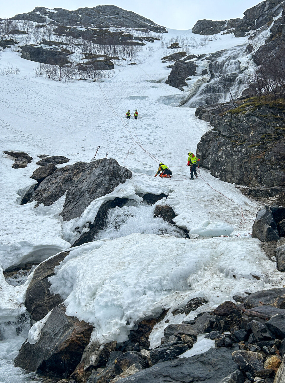 OVERHENGENDE FARE: I
tre dager jobbet politi- og
redningsmannskaper under
ekstreme forhold for å finne
en mann som havnet under
isen i Åselidalen utenfor Bodø.