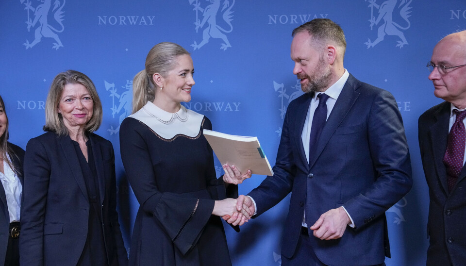 Justis- og beredskapsminister Emilie Enger Mehl får overlevert den første delrapporten fra Baneheia-utvalget av leder for utvalget Jon Petter Rui.