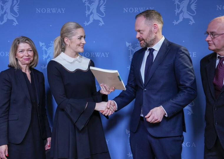 Daværende justis- og beredskapsminister Emilie Enger Mehl får overlevert den første delrapporten fra Baneheia-utvalget av leder for utvalget Jon Petter Rui.