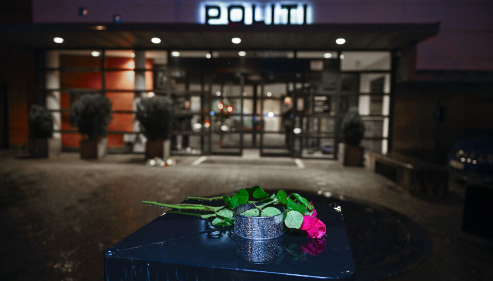 Det ligger blomster foran Stavanger politistasjon etter at en politimann ble skutt og drept natt til 28. desember 2024.