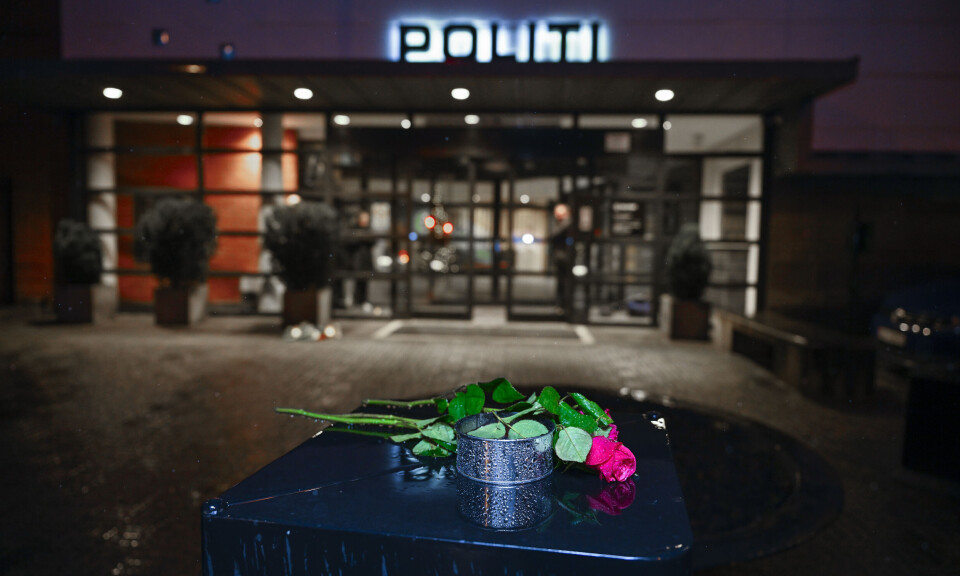 Det ligger blomster foran Stavanger politistasjon etter at en politimann ble skutt og drept på Klepp natt til lørdag.