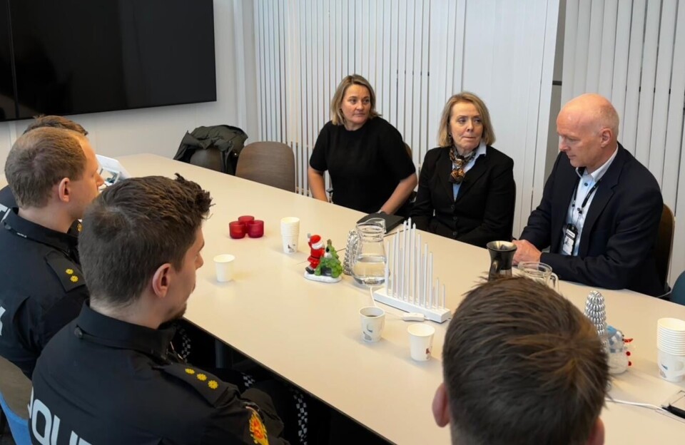 PF-leder Unn Alma Skatvold, politidirektør Benedicte Bjørnland og politimester Hans Vik i møte med kollegaer og pårørende til Markus Botnen.