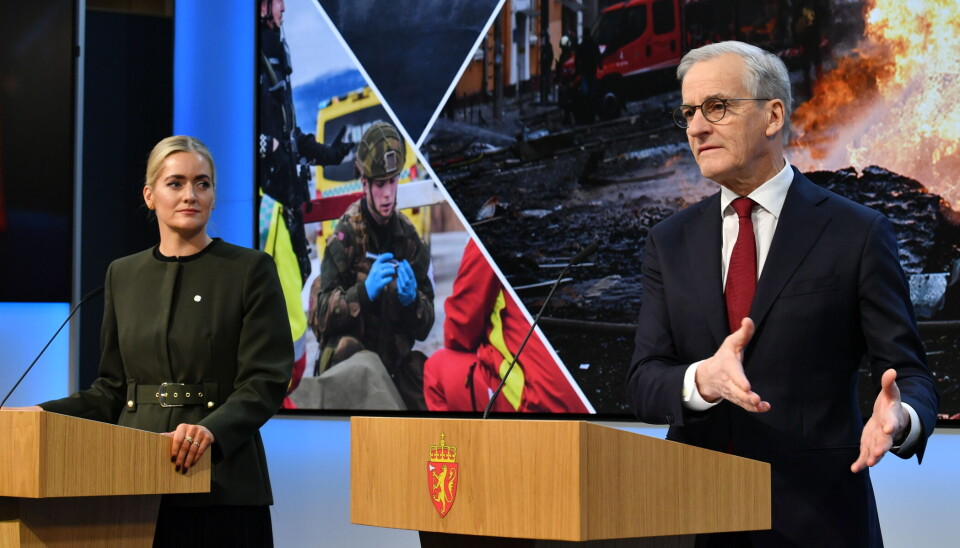 Statsminister Jonas Gahr Støre og daværende justis- og beredskapsminister Emilie Enger Mehl under framleggelsen av stortingsmeldingen om totalberedskap.