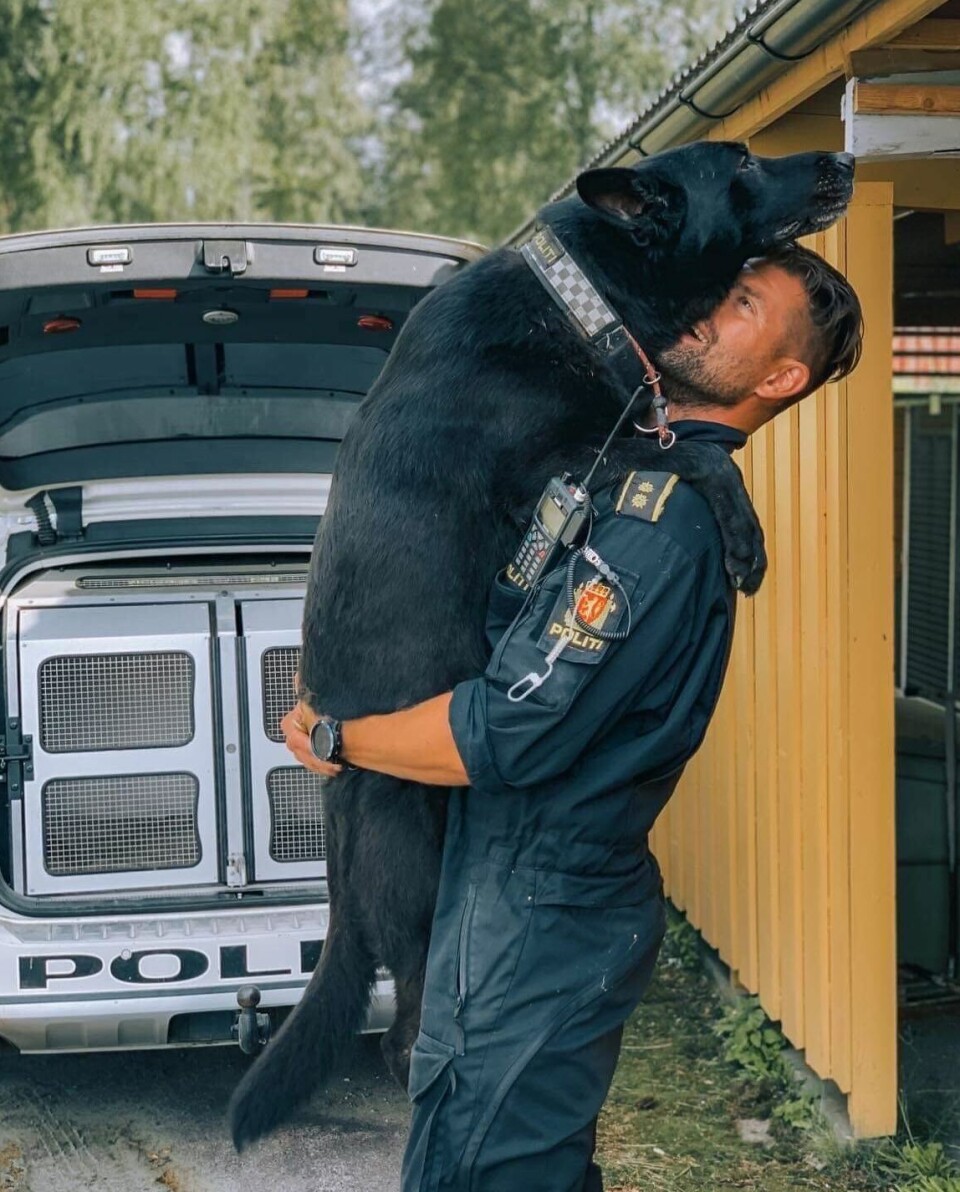 PAPPAGUTT: – Jeg ser at han begynner å bli en eldre hund og jeg har blitt
myk. Jeg erkjenner det, sier hundefører Rune Steiro.
