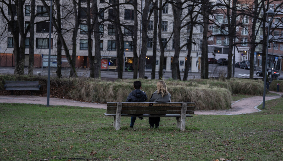 TRYGT: – Jobben ble den tryggeste plassen for meg. Jeg hadde ikke venner eller familie jeg kunne dra til, sier Nina, her sammen med seksjonssjef Elisabeth Lund.