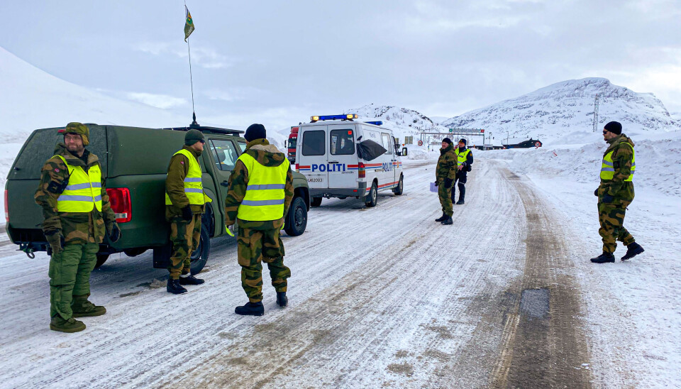 Politiet og soldater fra HV-16 vokter riksgrensen ved Bjørnfjell i Nordland i 2020.