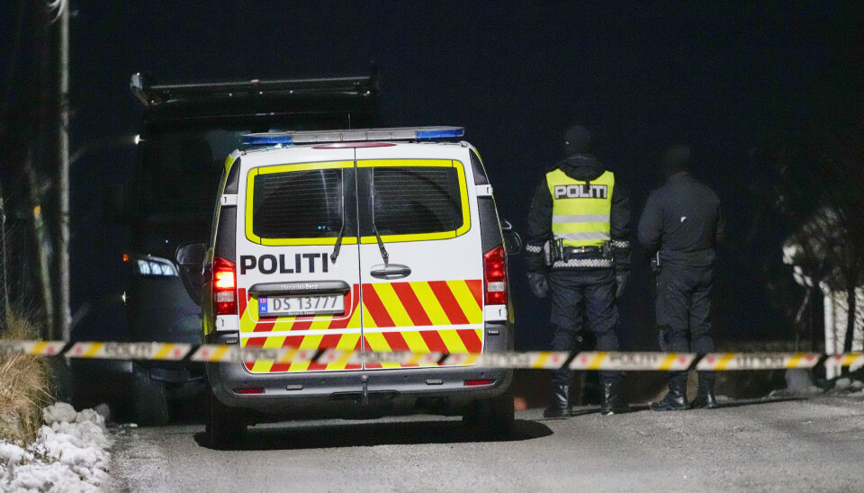 Politiet på stedet etter et dobbeltdrap i Ski i 2024.