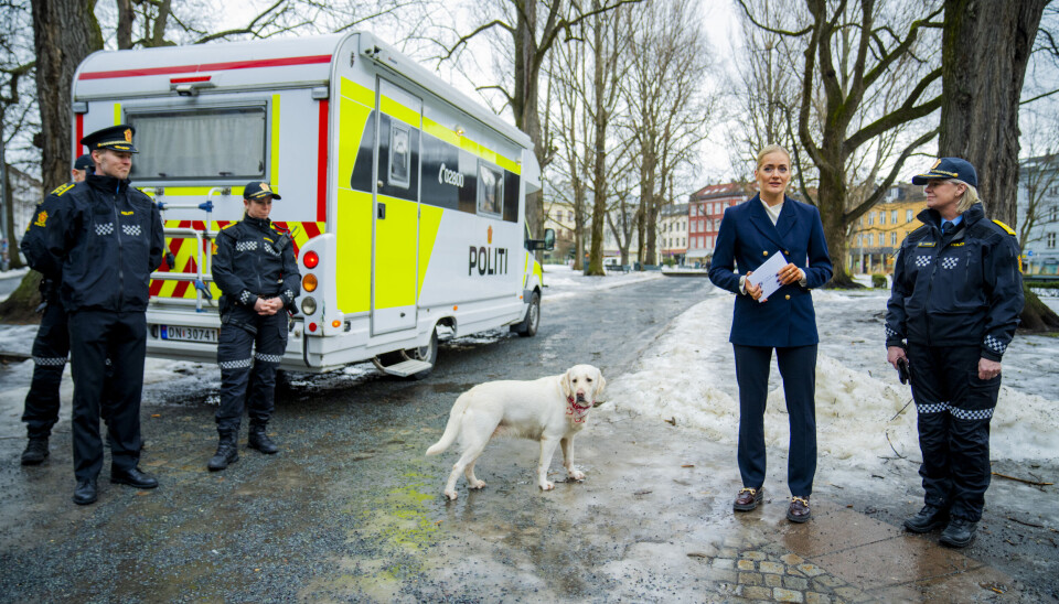 Justis- og beredskapsminister Emilie Enger Mehl (Sp) og politimester Ida Melbo Øystese (til høyre) under åpningen av Oslo politidistrikts nye nærpolitiseksjon på Grünerløkka i Oslo.