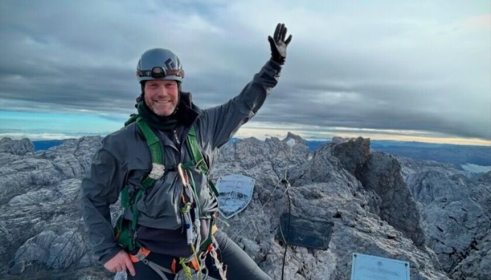 Her er Inge Meløy på toppen av Carstensz-pyramiden, etter å akkurat ha fullført Explorers Grand Slam.