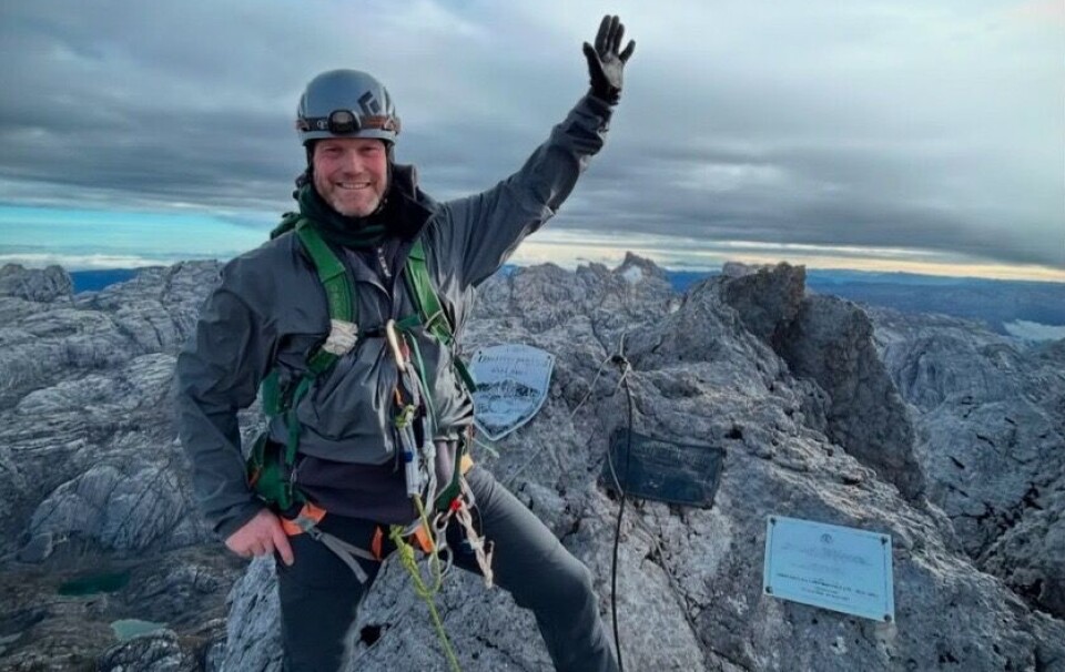 BRLØT SAMMEN: Her er Inge Meløy på toppen av Carstensz-pyramiden, og med det fullførte han prosjektet Explorers Grand Slam.