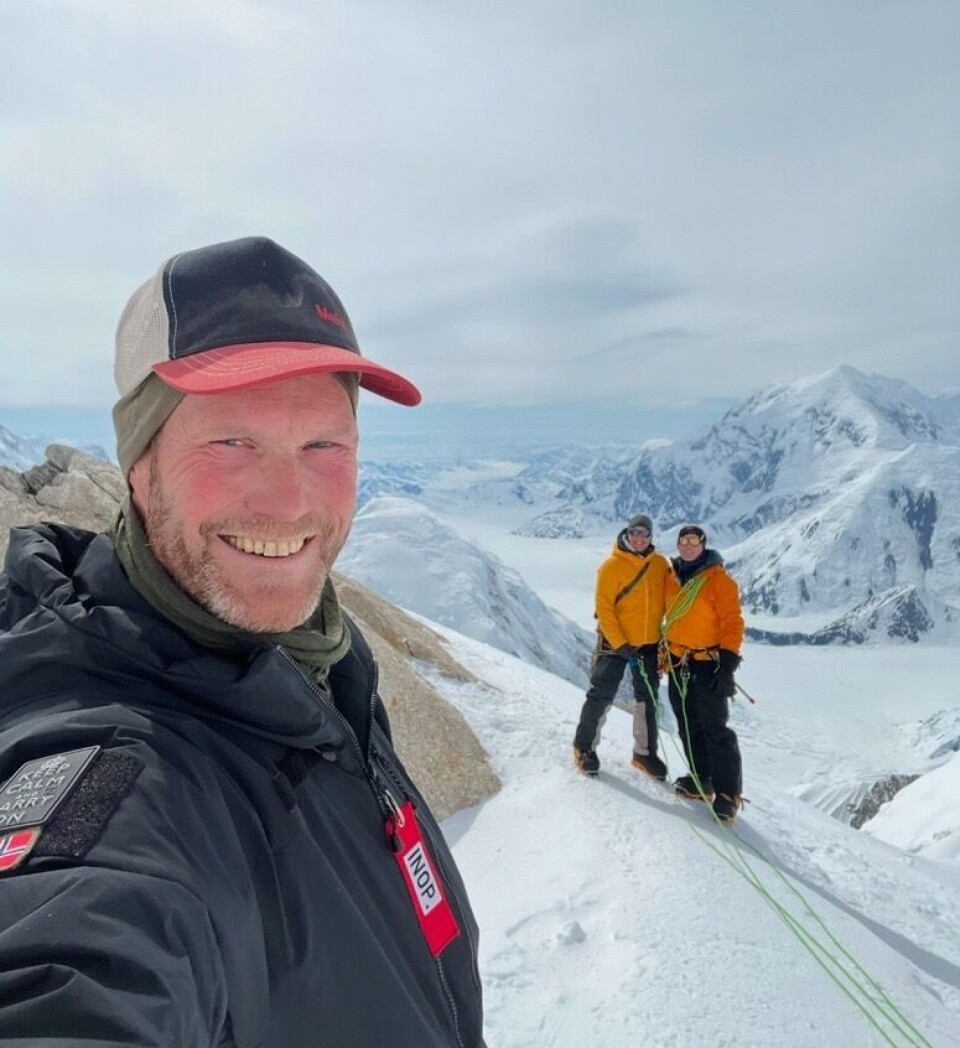 ANGRER IKKE: Her er Inge Meløy og venninnene hans på Denali.