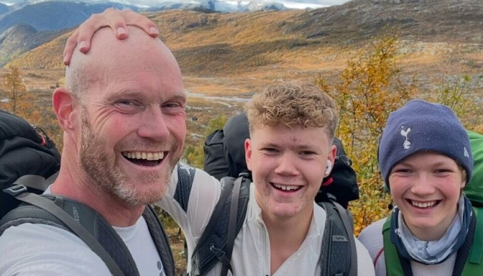 GUTTA PÅ TUR: Her er Inge Meløy med sønnene sine, Styrk og Vinjar, på tur i Trolltunga.