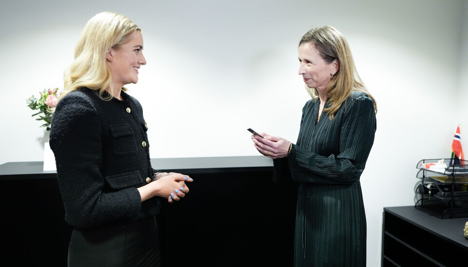 Nøkkeloverrekkelse i Justis- og beredskapsdepartementet mellom Emilie Enger Mehl (Sp) og Astri Aas-Hansen (Ap).