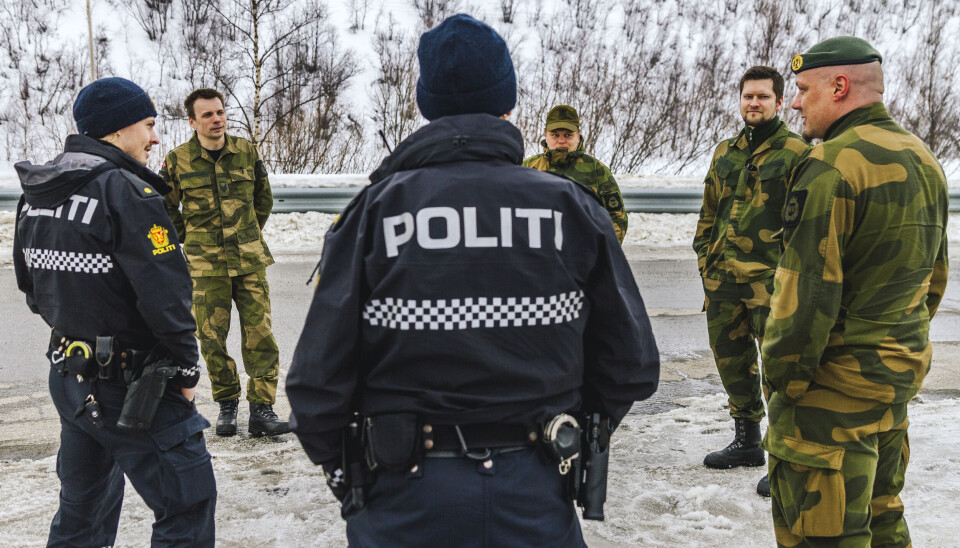 Soldater fra HV-17 i Karasjok bistår politiet med grensekontroll under pandemien.