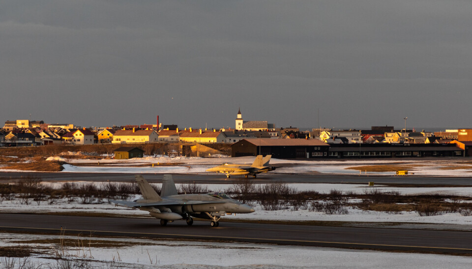 Finske F-18 lander på Andøya flystasjon under øvelsen Nordic Response 2024