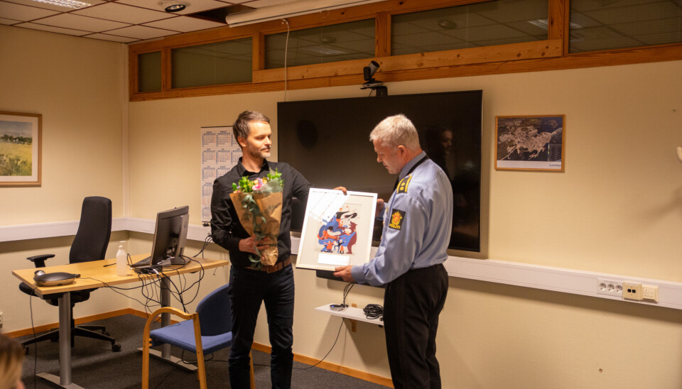 Her overrekker redaktør, Erik Inderhaug, Æresprisen til Ivar Holmaas.