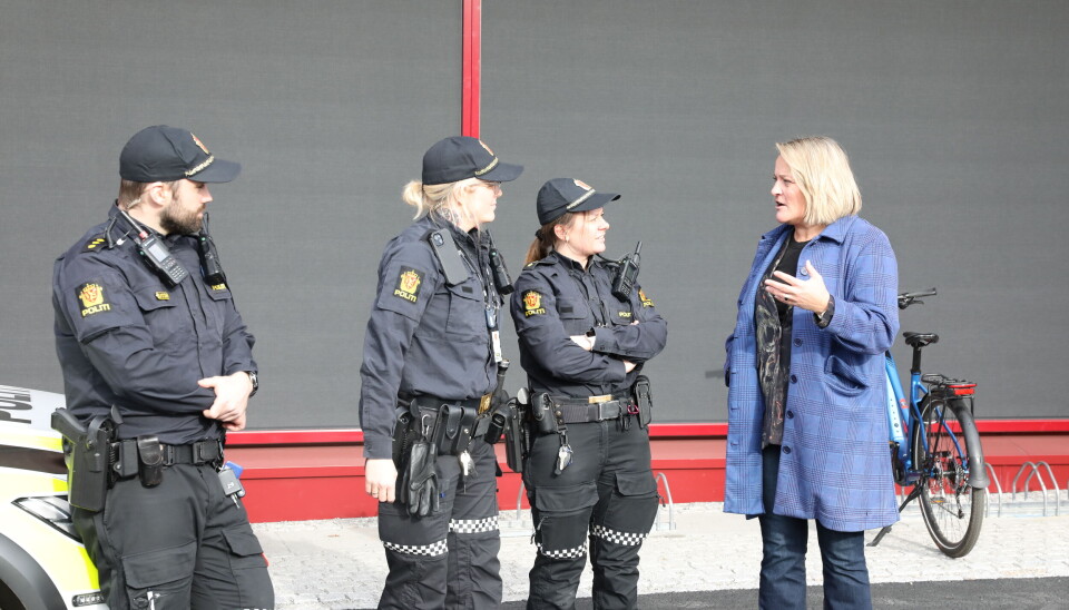 PF-leder Unn Alma Skatvold i prat med de tre betjentene.