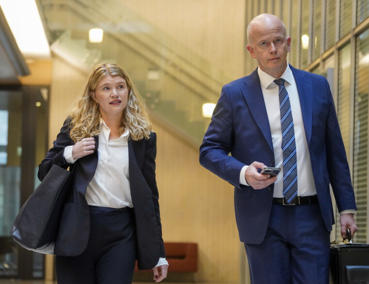 Advokatene Celine Krogh Fornes og Svein Holden under første dag av behandlingen av ankesaken mot Jan Helge Andersen i Baneheia-saken i Gulating lagmannsrett i Bergen.