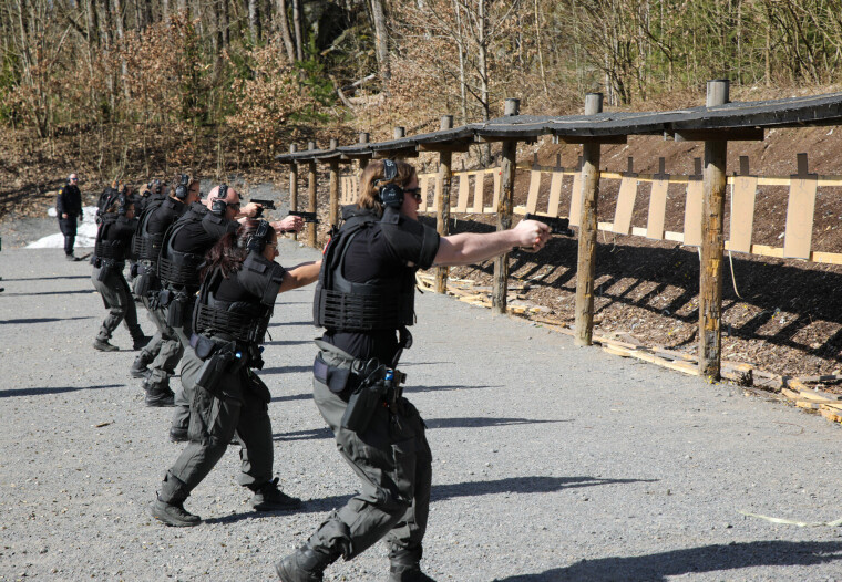Fremtidige politibetjenter drilles i våpenbruk på skytebanen i Helgeroa, noen kilometer fra Stavern.