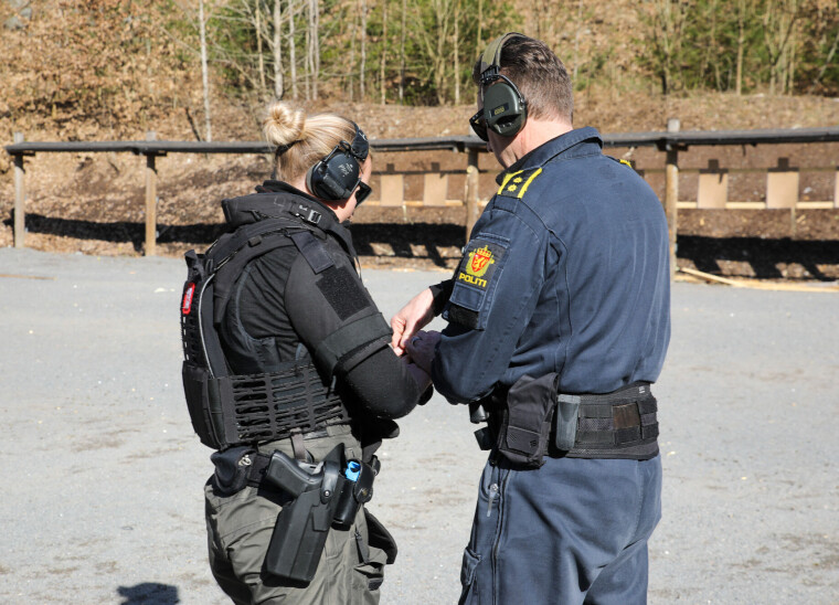 Larsen bistår en av studentene.