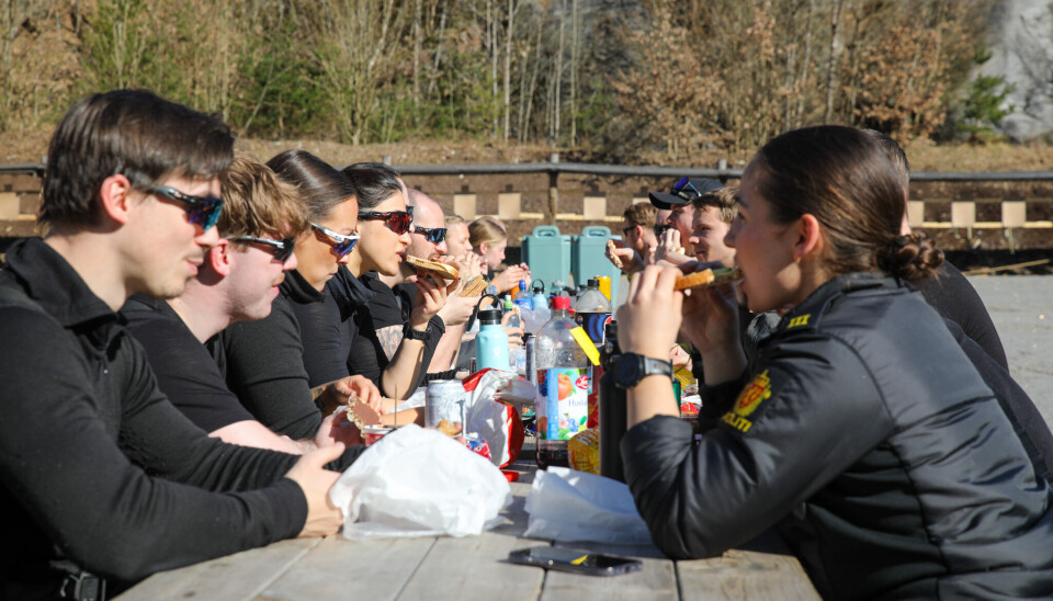 Studentene tar lunsjen i vårsola ute på skytebanen i Helgeroa.