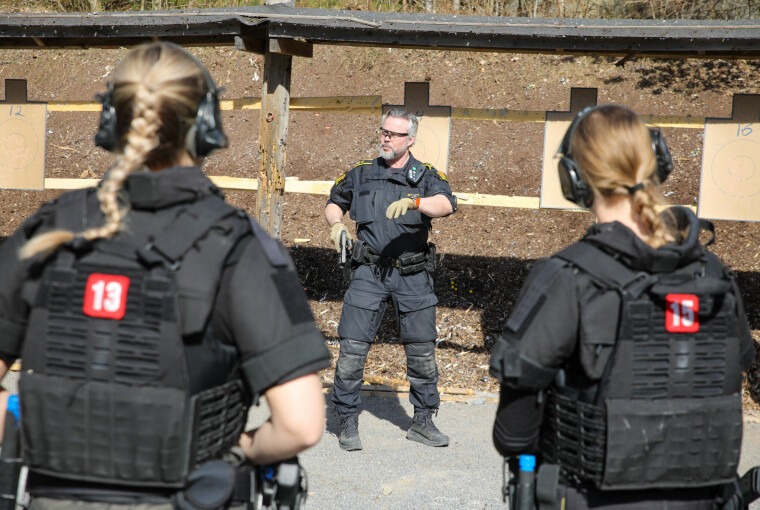 Sondre Wold demonstrerer neste øvelse for studentene.