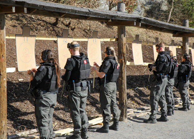 Presisjon er også en viktig del av våpenopplæringen. Det handler om å redde liv.