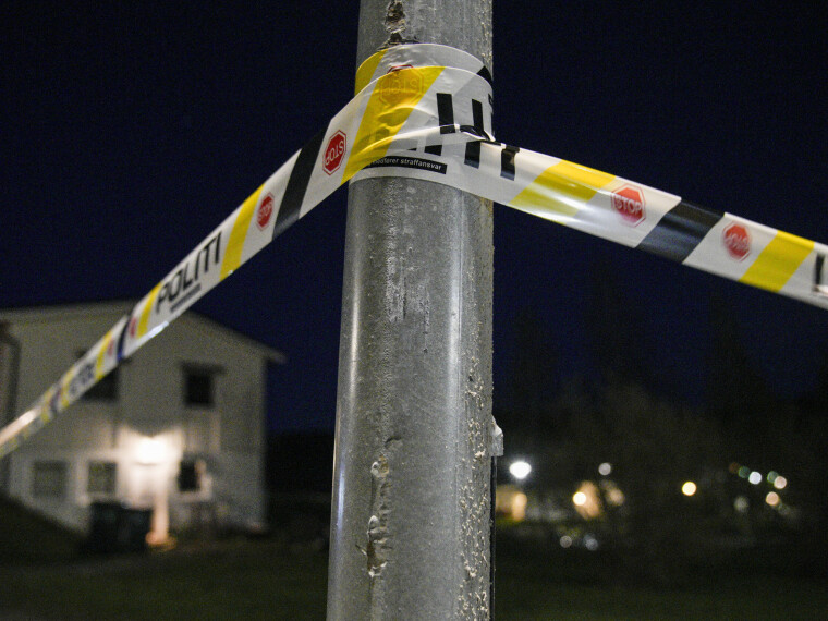 En mann ble skutt i beinet av politiet etter at han forskanset seg i et hus og truet politiet med våpen i Prestfoss i Sigdal kommune i Buskerud mandag kveld.
