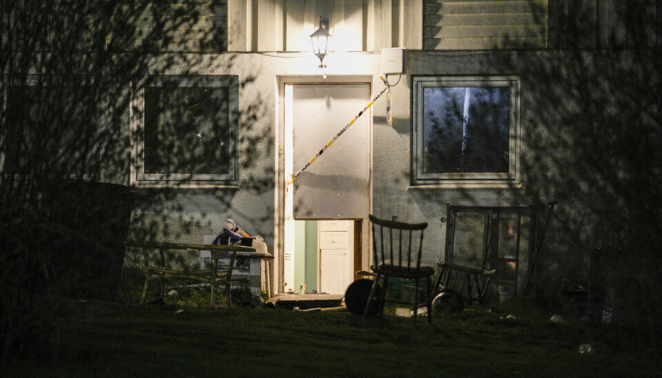 En mann ble skutt i beinet av politiet etter at han forskanset seg i et hus og truet politiet med våpen i Prestfoss i Sigdal kommune i Buskerud mandag kveld.