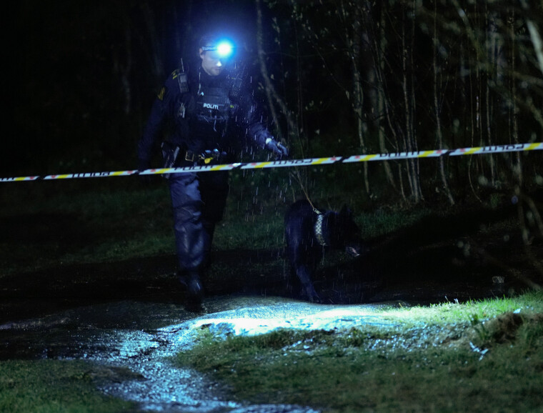 Politi på stedet etter at Nokas-raner Metkel Betew ble funnet skutt og drept på Oppsal i Oslo.