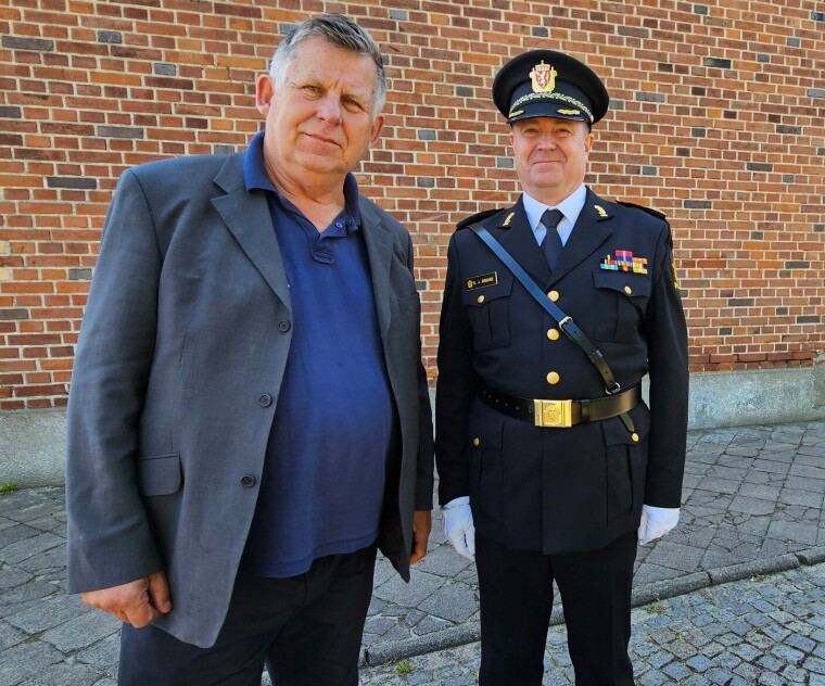 Eyvind Luthen, sønn av polititjenestemannen med samme navn, sammen med politiinspektør Egil Jørgen Brekke.