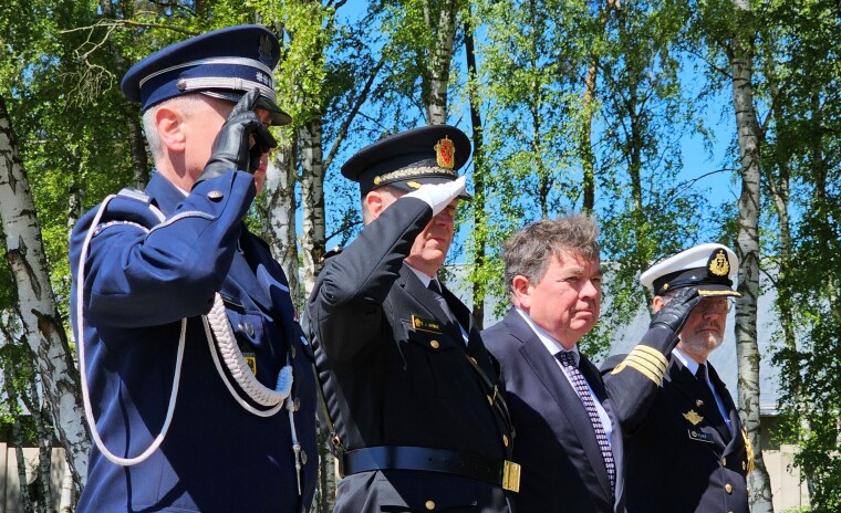 Honnør for de norske politifangenes minne. Ambassadør Øystein Bø står som nummer to fra høyre, ved siden av politiinspektør Egil Jørgen Brekke.