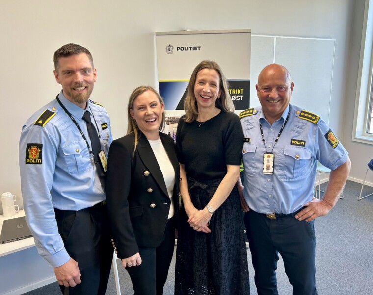 GOD STEMNING: Barne- og familieminister Lene Vågslid (Ap) og justis- og beredskapsminister Astri Aas-Hansen (Ap) sammen med avsnittsleder Olav Verpe (t.v.) og enhetsleder John Roger Lund (t.h.) i enhet øst i Oslo PD.