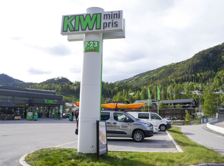 En mann truet flere personer med øks og kniv i Rødberg i Buskerud torsdag ettermiddag.