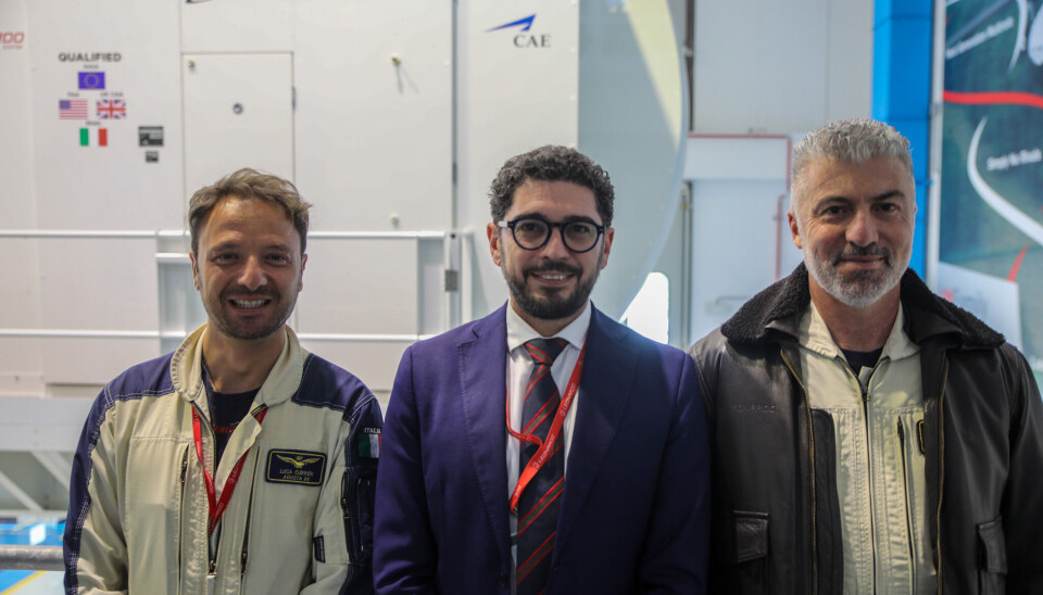 Pilotene Luca (venstre) og Roberto Bianchini (høyre). I mellom dem står sjefen for treningsakademiet, Giuseppe di Rosa.