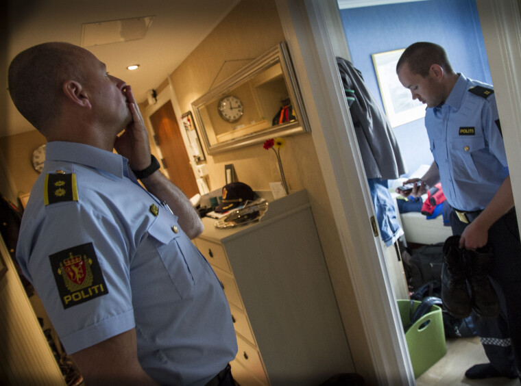Før paraden var Åsmund og flere andre på paradefrokost hjemme hos politioverbetjent Bård Stensli (til venstre).
