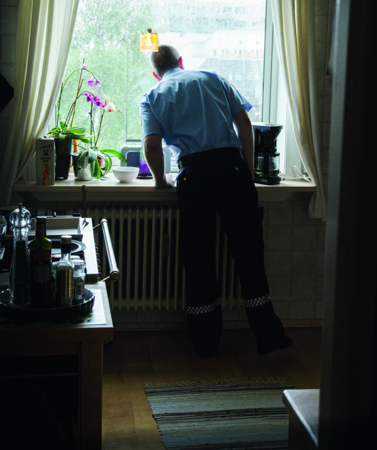 Åsmund Ebbestad ser spent ut av vinduet. Det er en halvtime igjen til homoparaden skal starte, og han skal stille opp i uniform for første gang.