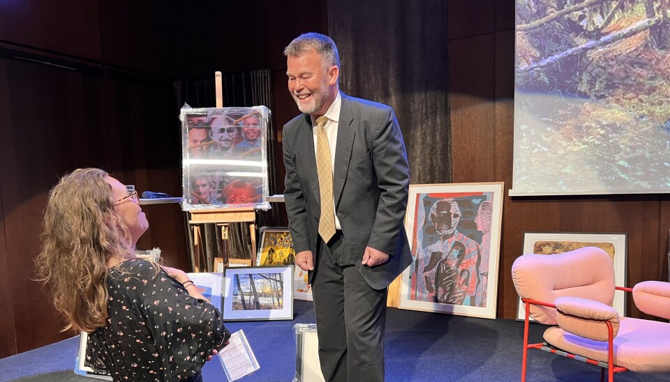 KUNSTPAUSE: Den nye pengespilloven satte en effektiv stopper for bedriftskunstforeningene her til lands. Nå har iherdig
innsats fra Oslo politidistrikts kunstforening, med styreleder Hallvard Erstad i spissen, fått Kulturdepartementet til å endre
reglene.