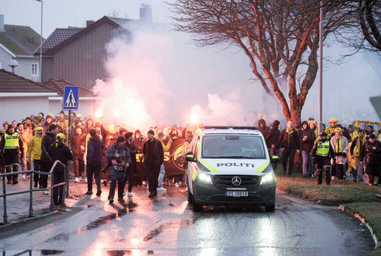 MASSEMØNSTRING: Bodø/Glimt-supporterne
skapte liv og røre på vei til
Aspmyra før kampen mot det engelske
storlaget Tottenham, som senere vant
Europaligaen.