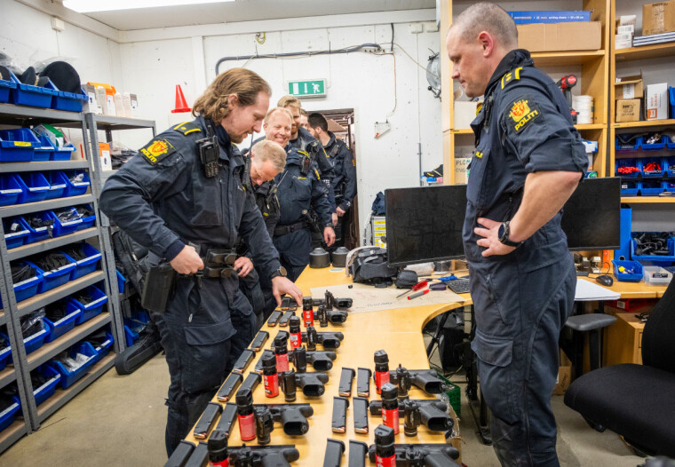 UTSTYRSKØ: Ti karer fra Trøndelag politidistrikt er blant de som forsterker innsatsen i Bodø denne
kamp-torsdagen. Vegard Kristiansen sørger for at de får utstyret som trengs.