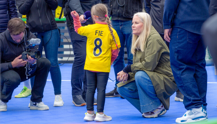 KONGELIG: Store kamper tiltrekker store navn. Da Glimt møtte Tottenham møtte kronprinsesse Mette-Marit og prins Sverre Magnus opp.