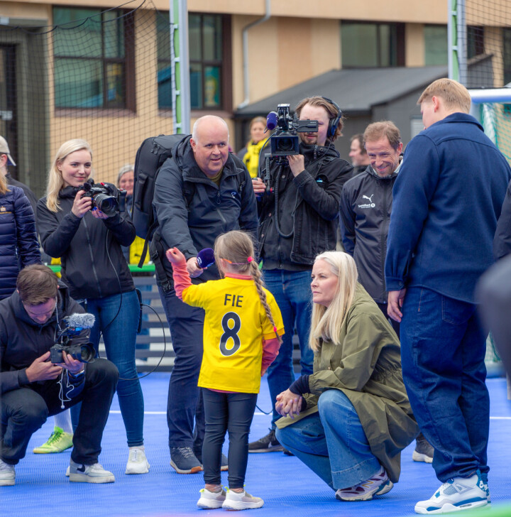 KONGELIG: Kronprinsesse Mette-Marit og prins Sverre Magnus kom til Bodø for
å se Glimts Stjernelag, tilrettelagt fotball for barn fra 6-15 år.
