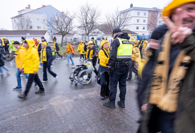 VÆRHARDE: Elendig vær var ingen hindring for god stemning blant Bodø/Glimt-supporterne i det kampstart nærmer seg.