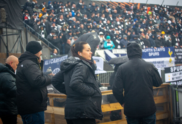 KARTLEGGEREN: 600 supportere har kommet over fra England for å se favorittlaget slå Glimt.
Innhenter Line har på forhånd skaffet seg kunnskap om de fleste av dem.