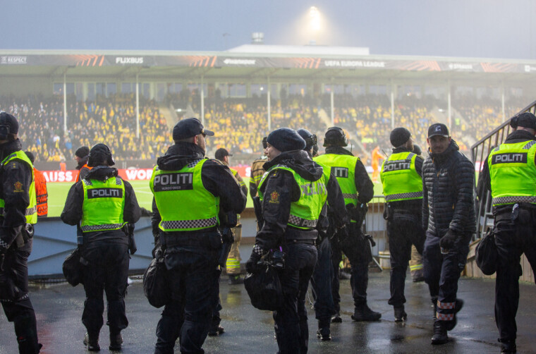 SYNLIGHET: «Show of force» er en bevisst taktikk under kamper. Når det blir uro i rekkene mellom Glimt- og Tottenham-supportere, sørger politiet
for å vise at de er mange som er klare til å ordne opp.