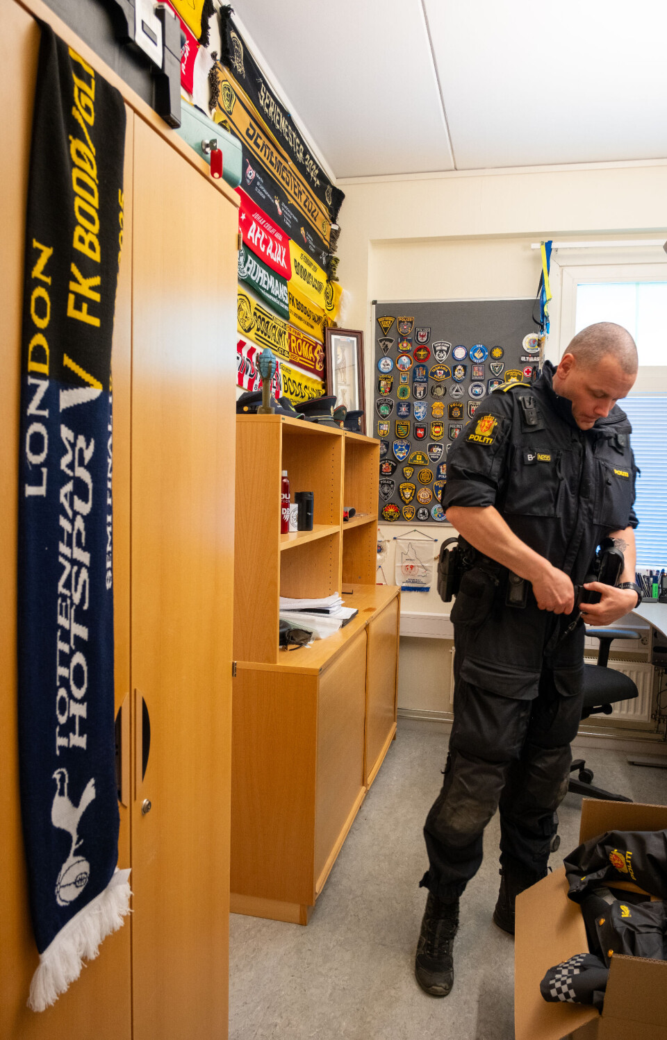 FLAGGING: Vegard Kristiansen på kontoret, med veggen tapetsert av minner fra Bodø/Glimts Europa-eventyr.